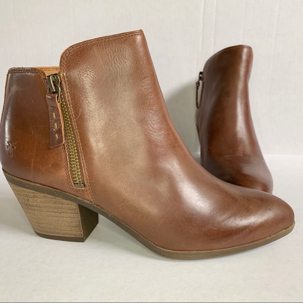 NWOT FRYE Judith Zip Up Leather Ankle Booties 7.5